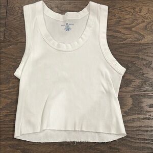 White Cropped Tank Top with Textured Fabric and Ribbed Trim